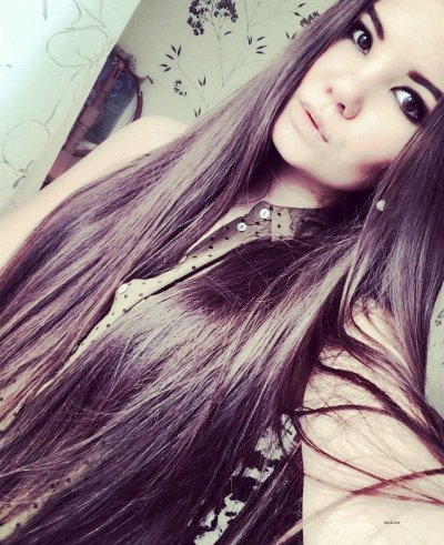 Сексуальная шатенка фоткает себя в откровенных позах