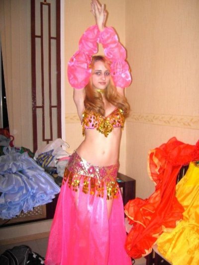 Интимные снимки обнаженной красотки в уютной квартире