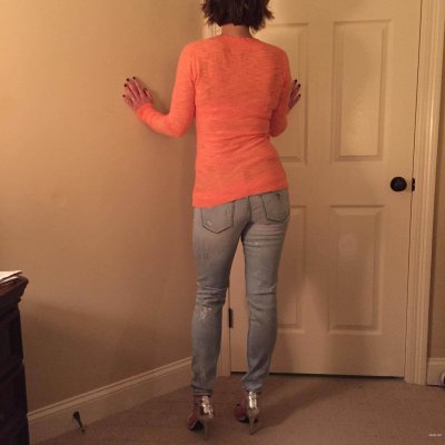 Горячая милфа раздевается перед камерой