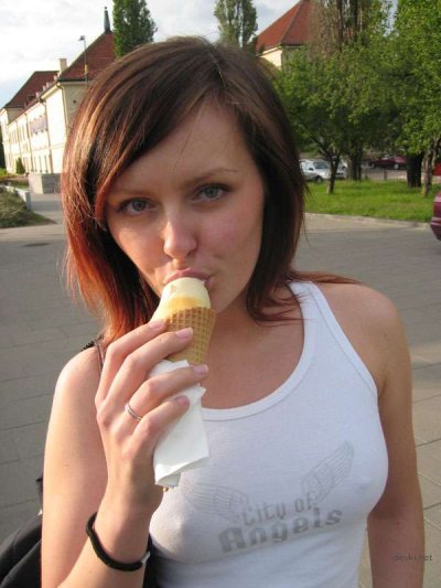 Сексуальная красотка на курорте оголилась и позирует перед камерой