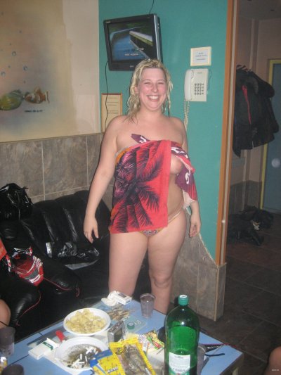 Дамы устроили откровенный вечеринку без одежды