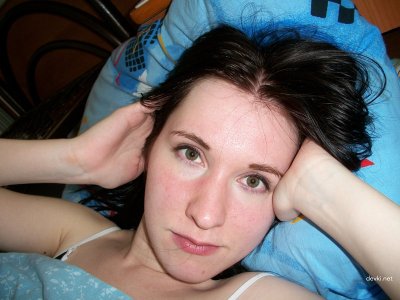 Молодая развратница ласкает свою интимную зону