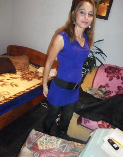 Без трусов и колготок: девушка раздевается перед парнем