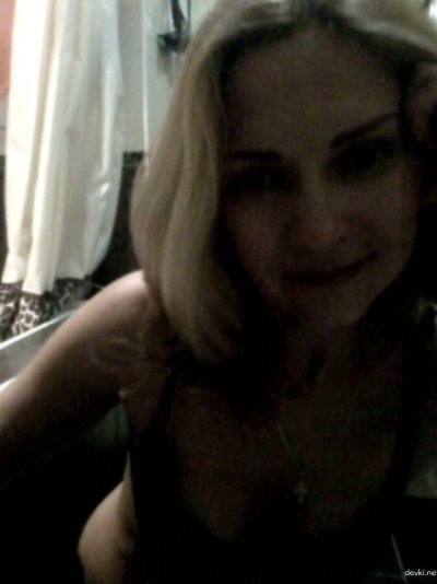 Сексуальная белокурая с обворожительной задницей демонстрирует свои формы