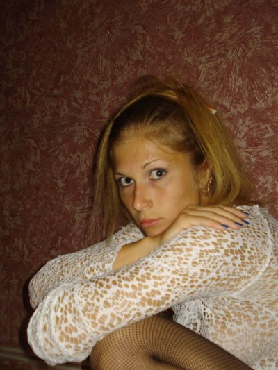 Пышная красотка показывает свои прелести на частных снимках