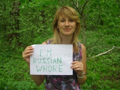 Сексуальная девушка из Южного Бутова умело обрабатывает члены на камеру