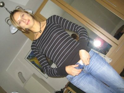 Горячая крошка умело обрабатывает член