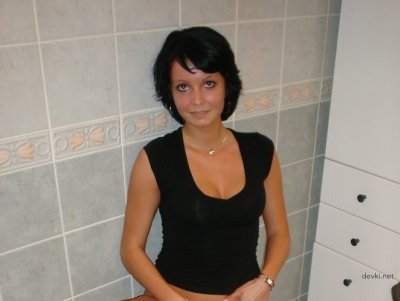 Обнаженная красотка показывает свои интимные места