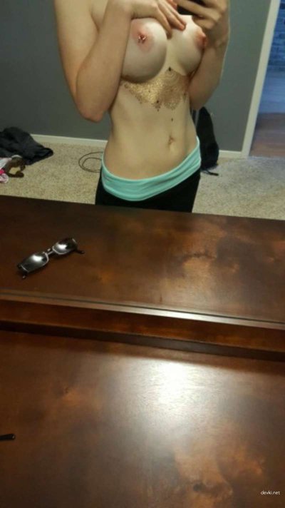 Интимные снимки огненной красотки с обворожительным бюстом