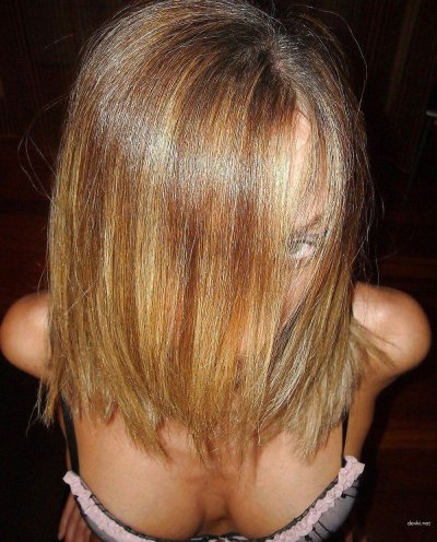 Сексуальная мамочка позирует обнаженной в эротических чулках