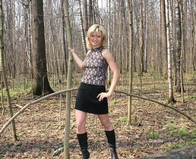 Обнажилась полностью под сенью деревьев