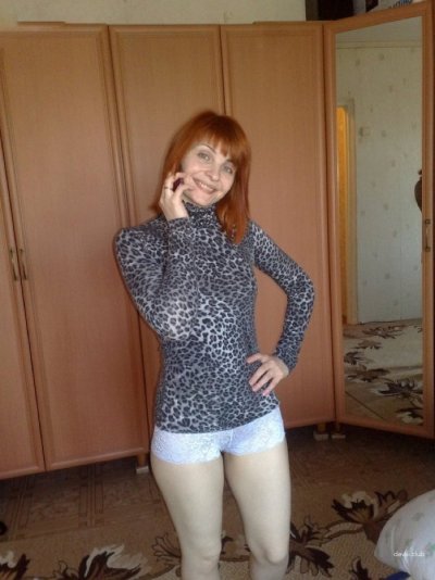 Горячая рыжая демонстрирует интимные места в крупнейшем масштабе