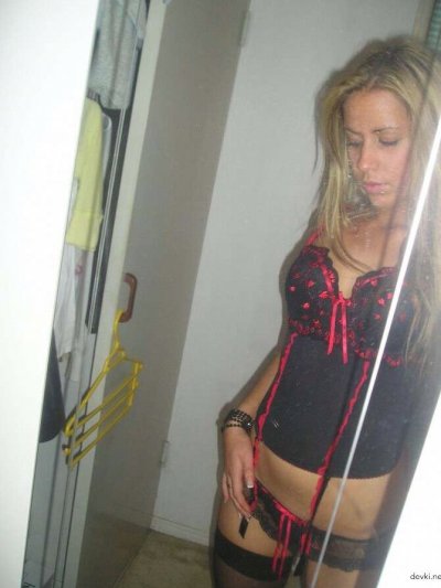 Интимные моменты: Эротика в домашних условиях с блондинкой