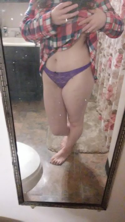 Развратница фоткается перед отражением в клетчатой майке.