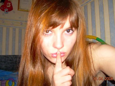 Сексуально позирует без верха: раскрепощенная красота на фото!