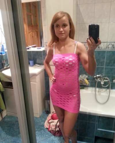 Искусительница снимает свои прелести на камеру