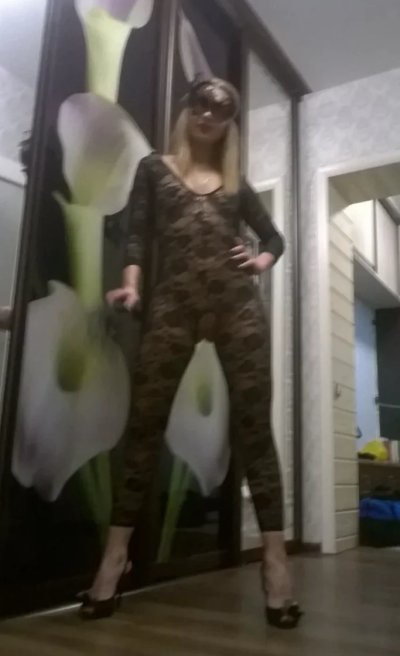 Горячая красотка без белья на частных снимках