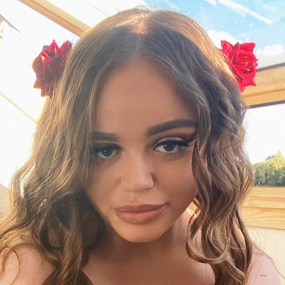 Сочная красотка на балконе без одежды