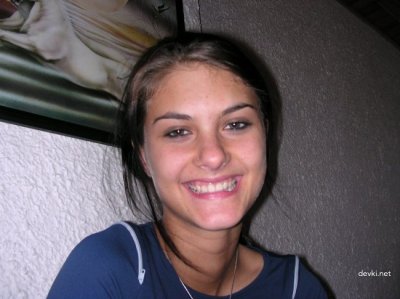 Темноволосая красотка нарядилась на интимные утехи