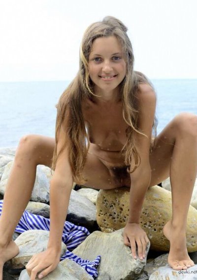 Нагая нудистка с естественным венерическим леском на лобке