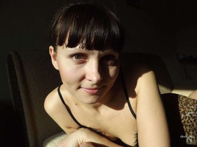 Интимные снимки симпатичной брюнетки для взрослых 18+