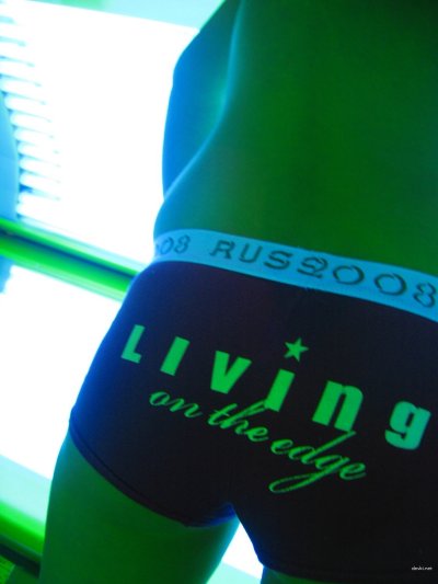 Девушка принимает солнечные ванны в солярии - пикантное удовольствие!