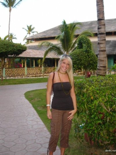 Развратная красотка демонстрирует прелести перед объективом