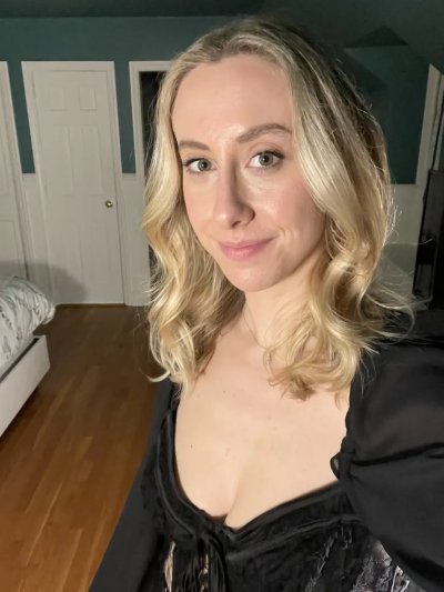 Горячая девочка показывает свою влагалище.