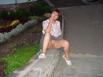 Сексуальная милфа широко раскрывает свои ноги