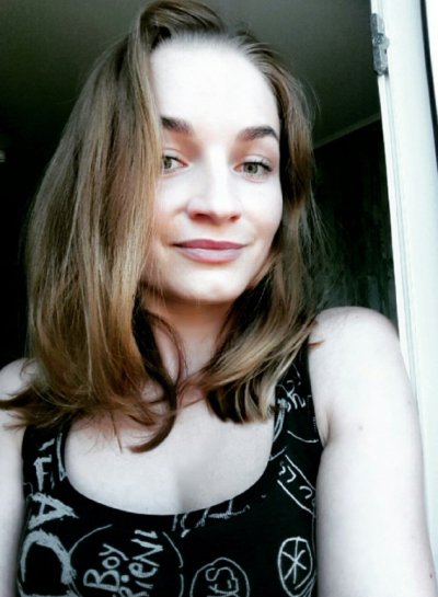 Изображения обнаженной дамы с дерзкой грудью в сети