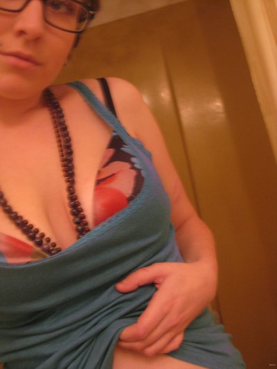 Гладко выбритая киска милфы