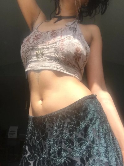 Шаловливая девчонка страстно позирует, демонстрируя свою голую промежность