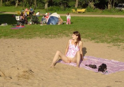 Дамочка показывает свои прелести в уютной обстановке и на свежем воздухе