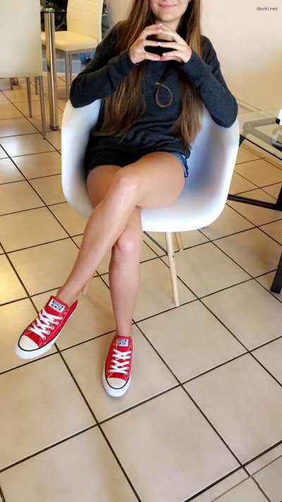 Показывает свои прелести и интимные места