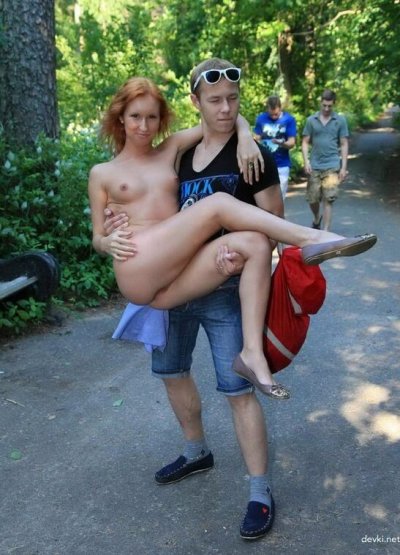 Обнаженная красотка на свежем воздухе