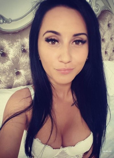 Обнаженные груди темноволосой красотки - откровенные фото