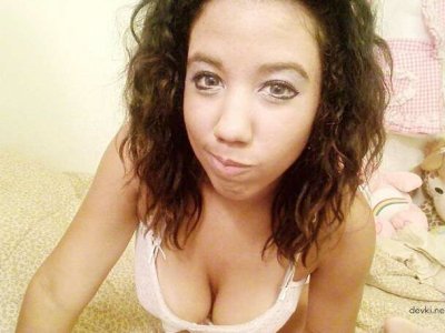 Сексуальная красотка позирует для откровенных фото