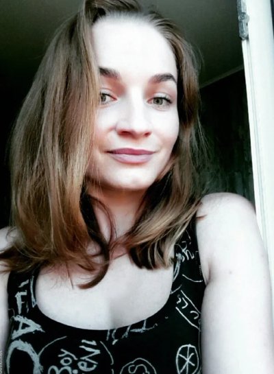 Горячая красотка позирует перед камерой и делает откровенные фото