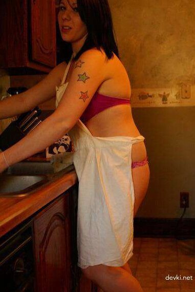 Сексуальная красотка в чулках: искусительная женщина в интимном наряде