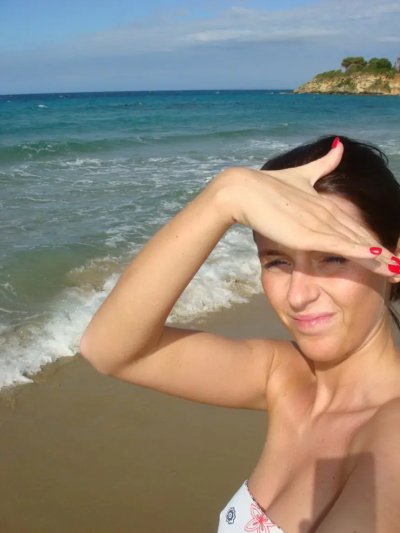 Сексапильная дама предпочитает загорать без верхней одежды