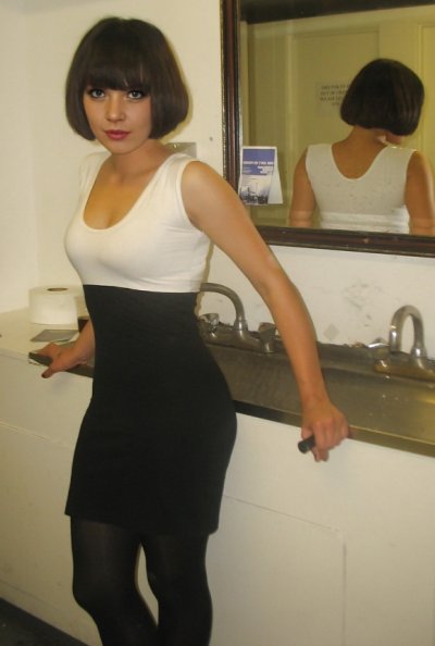 Соблазнительные кадры обнаженной красотки с изящными изгибами