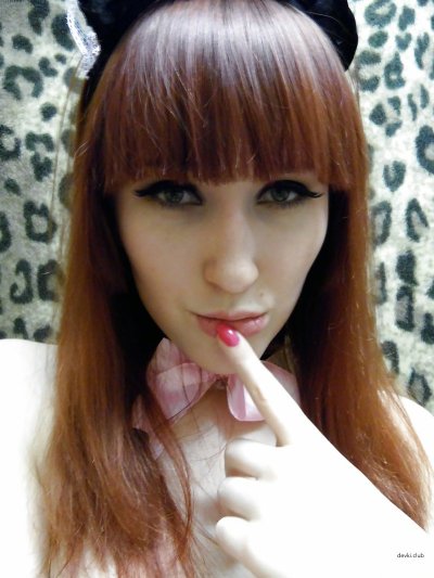 Соблазнительная красно-волосая милашка в роли сексуальной горничной