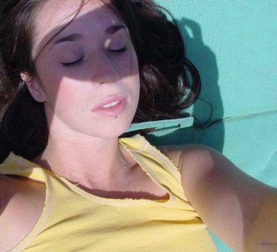 Снимает эротические селфи