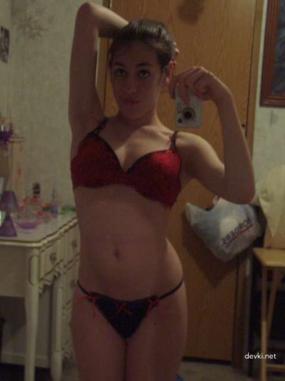 Длинноволосая красотка делает снимки своего тела