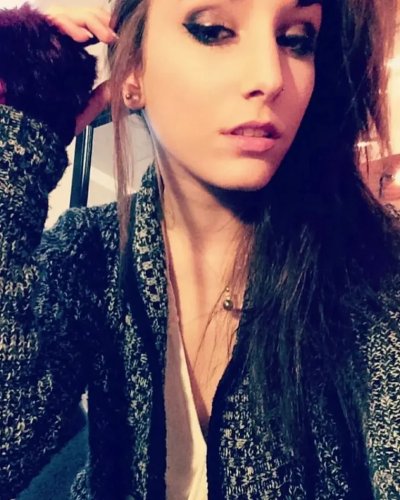 Горячая и привлекательная дама фотографирует себя