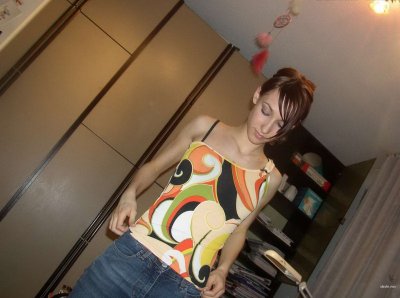 Очаровательная шатенка радует любителей эротики в домашних видео