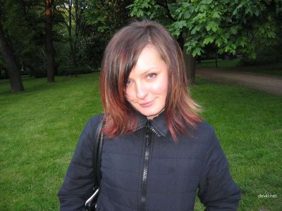 Сексуальная красотка на курорте оголилась и позирует перед камерой