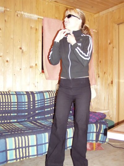 Застенчивая красотка сосет член парню