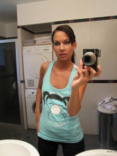 Упругие сиськи молоденькой девахи в селфи перед камерой