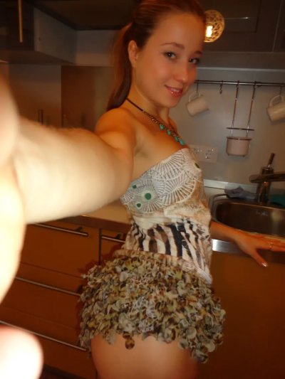 Подлинная сексуальная игривая красотка без одежды